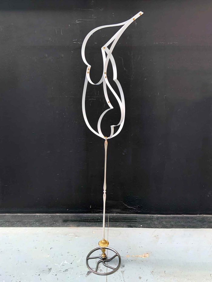 Escultura vertical feta amb tires de fleix blanc entrellaçat sobre base de ferro fos - vista principal