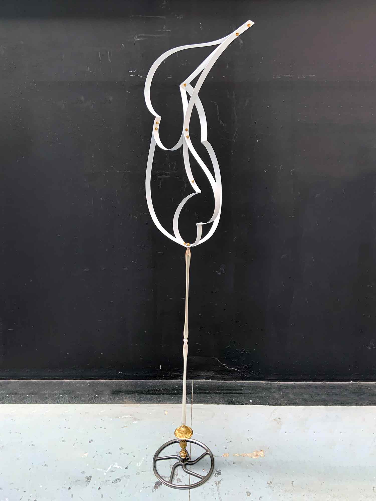 Escultura vertical feta amb tires de fleix blanc entrellaçat sobre base de ferro fos - vista principal