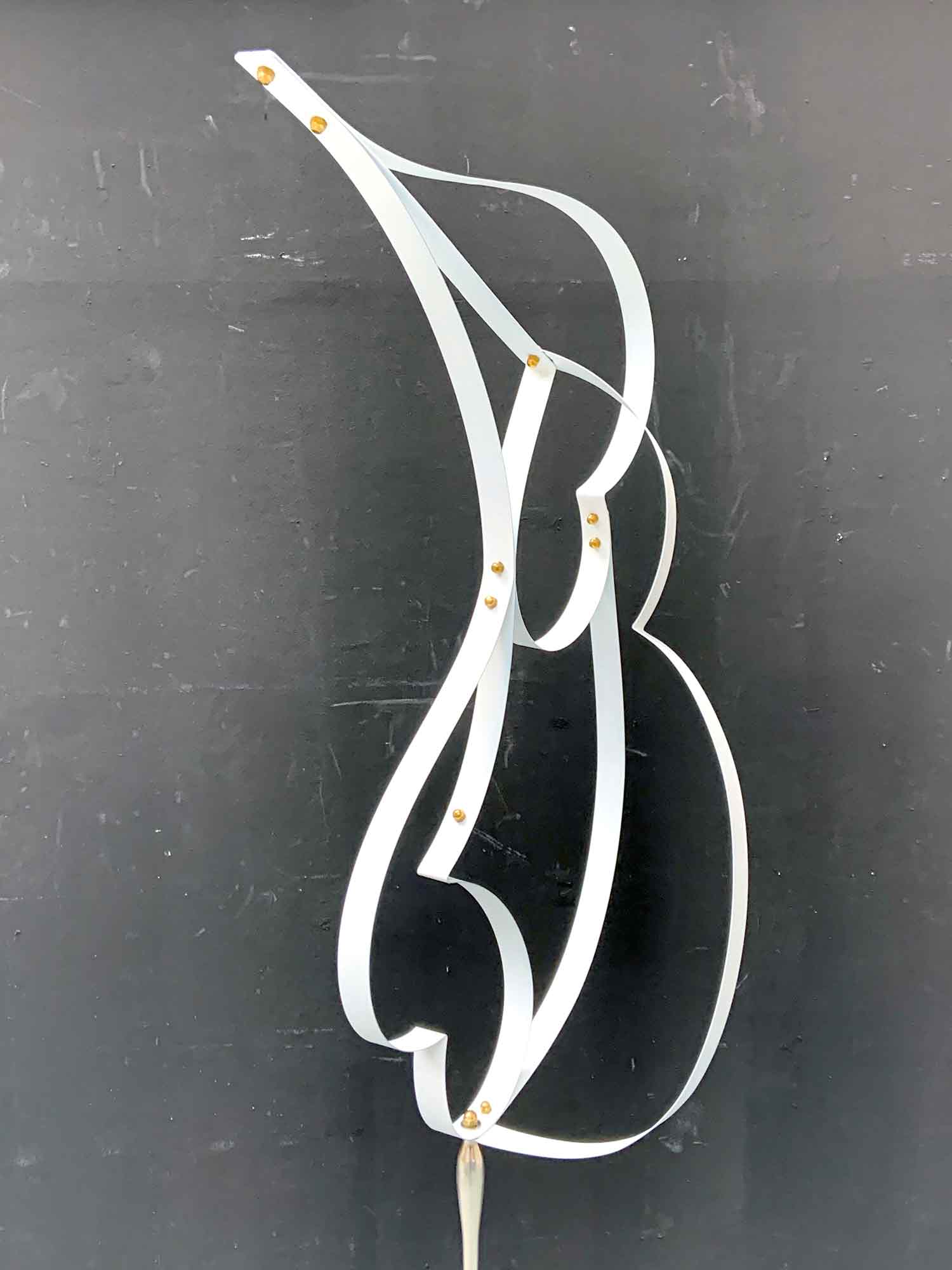 Escultura vertical feta amb tires de fleix blanc entrellaçat sobre base de ferro fos -detall