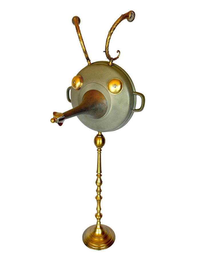 Figura de fauno feta amb una cassola i aixetes com a ulls, sobre peu de làmpada - vista principal