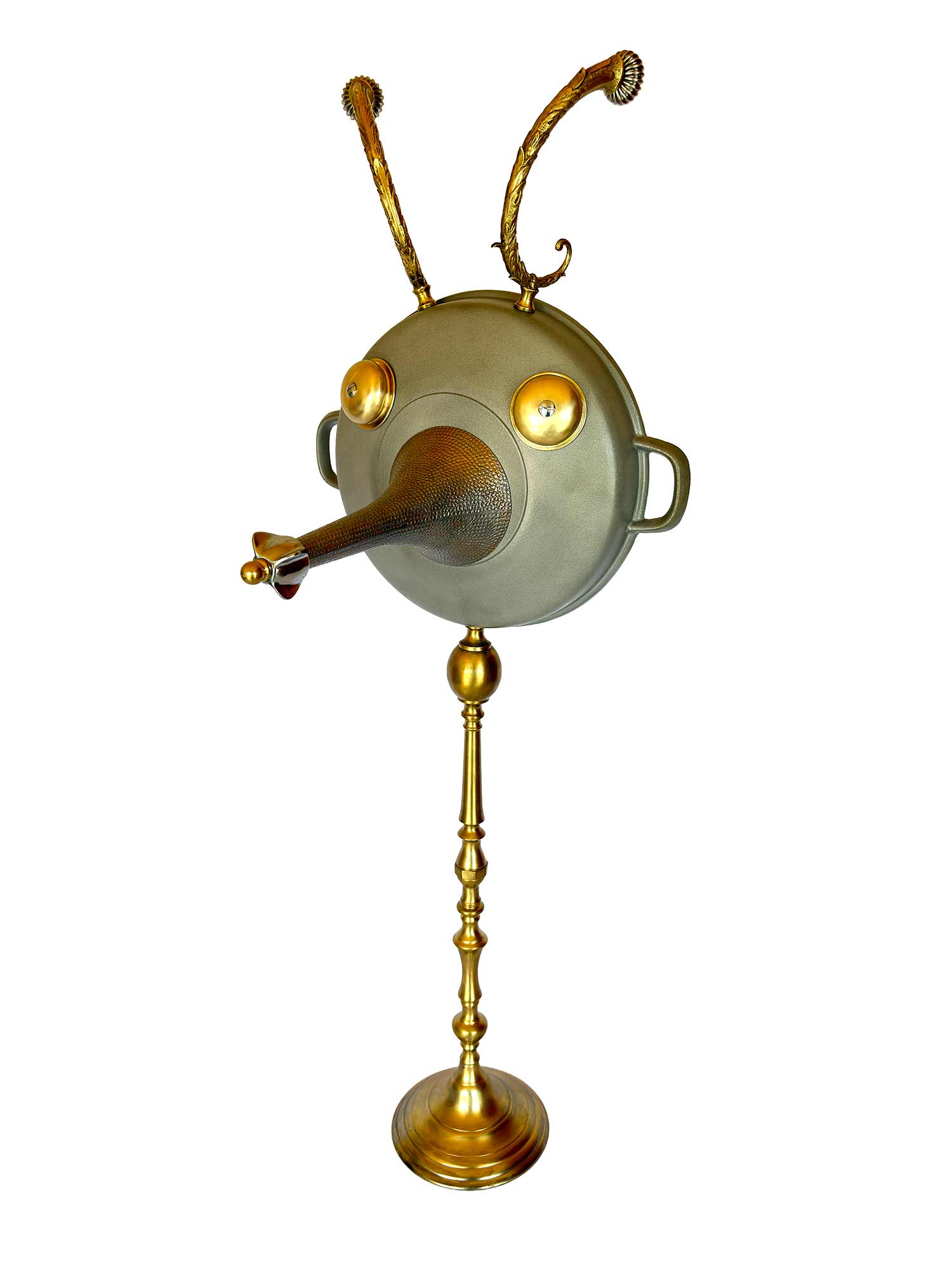 Figura de fauno feta amb una cassola i aixetes com a ulls, sobre peu de làmpada - vista principal