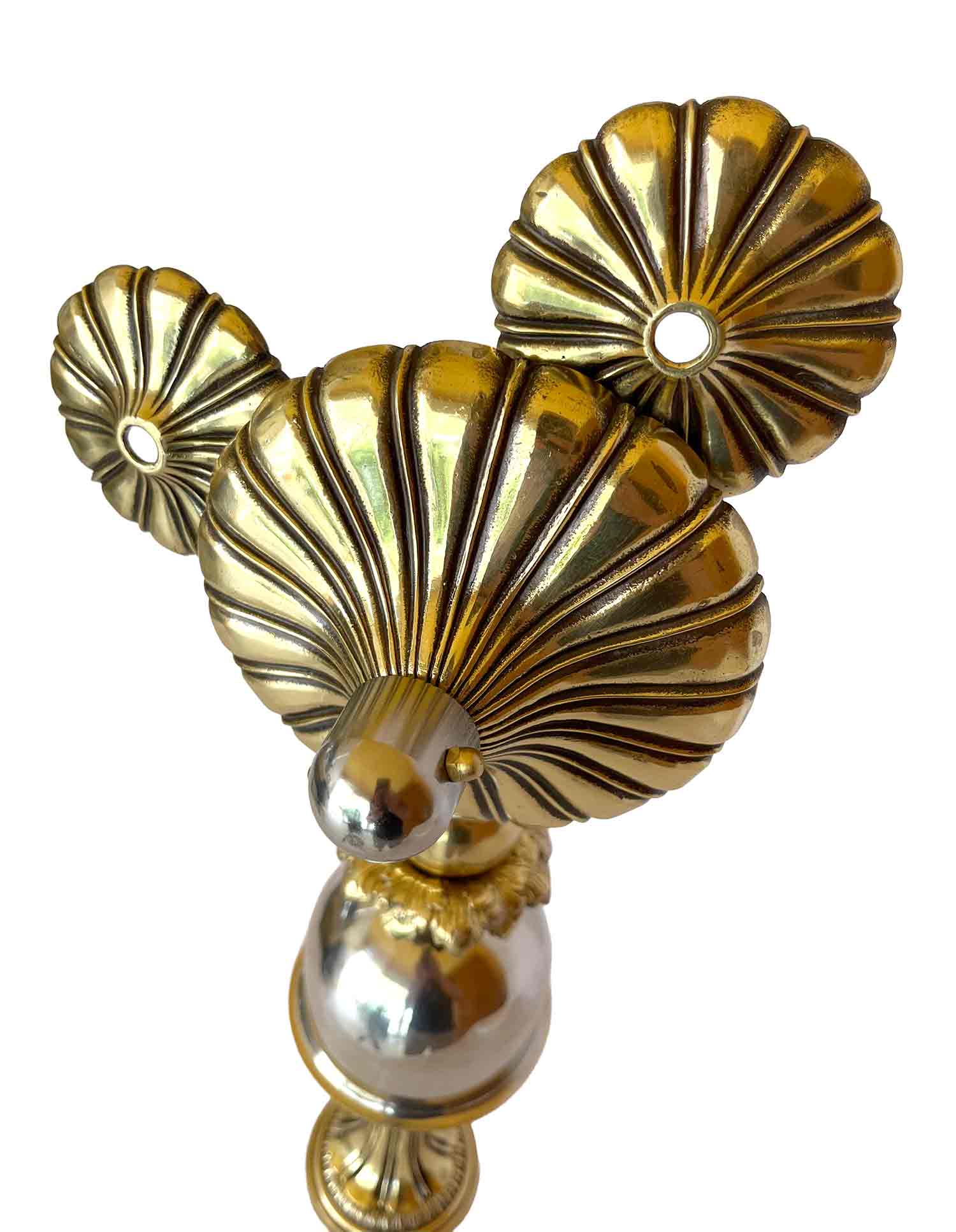 Mickey Mouse fet amb restes de lampares, cara que semblanza un sol, porta una faldilla