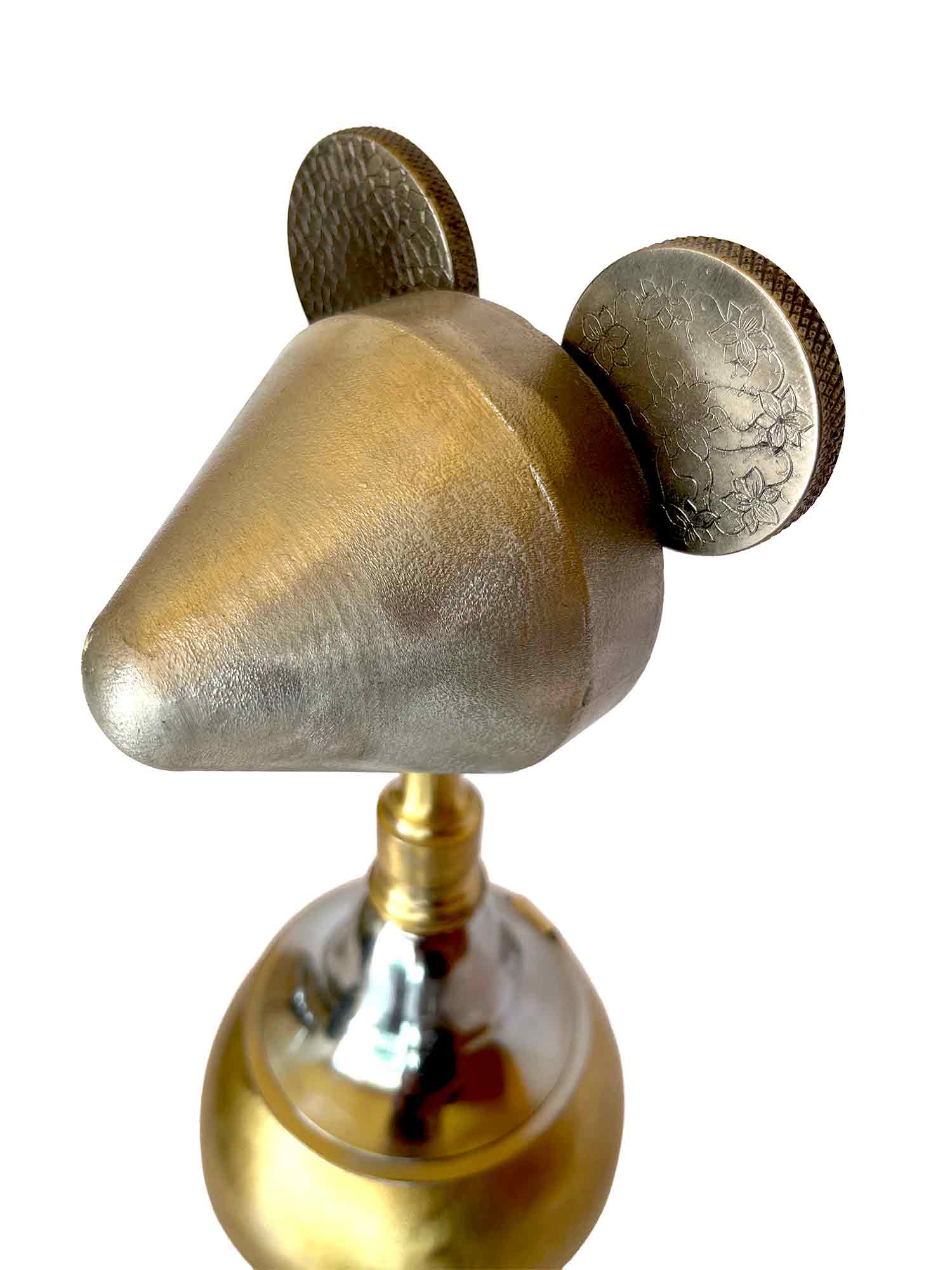 Mickey Mouse fet amb materials reciclats, la cara es un con i les orilles part de una maquina de Cosir, porta faldilla