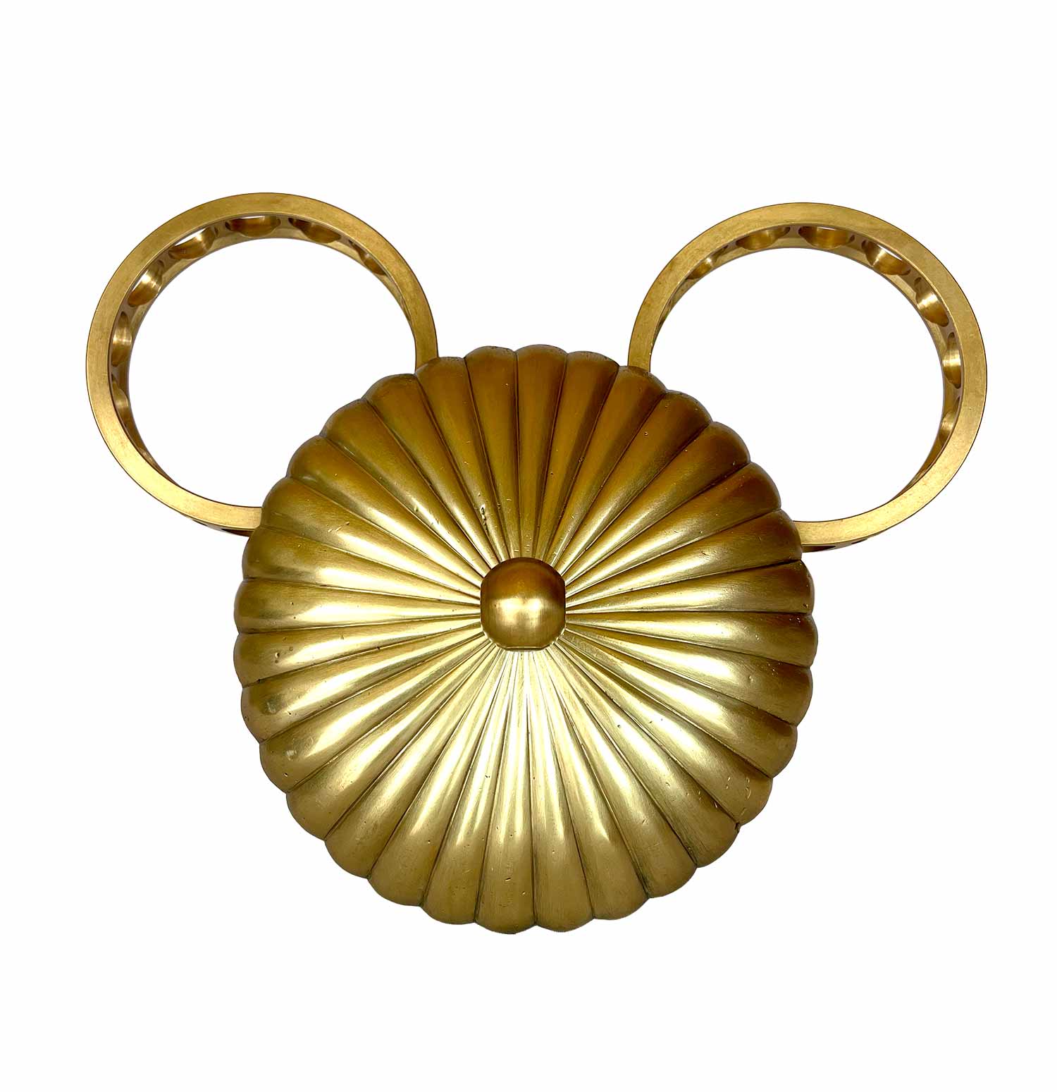 escultura de la cara del mickey per pensar a la pared i formada per una pera de lámpara amb ratllles radials com un sol i dos cercles industrials per orelles