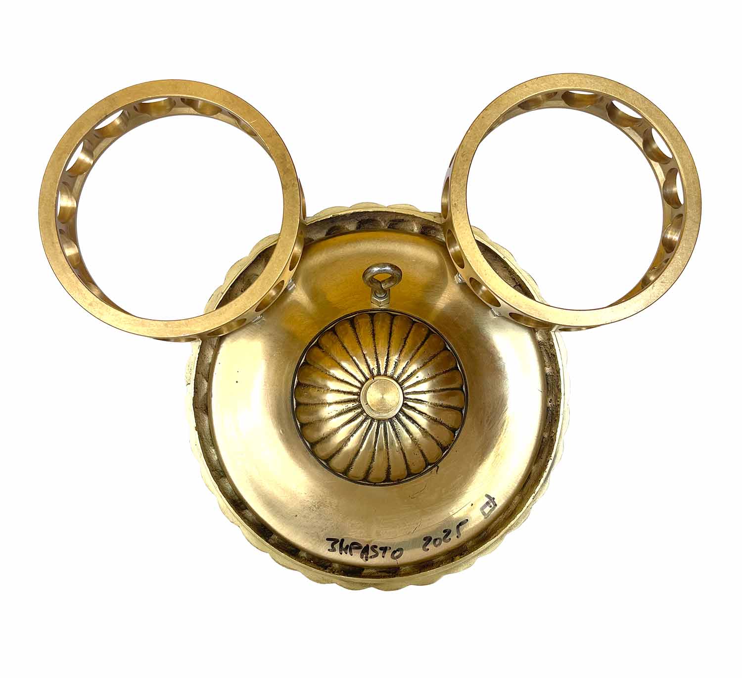 escultura de la cara del mickey per pensar a la pared i formada per una pera de lámpara amb ratllles radials com un sol i dos cercles industrials per orelles -darrera i signatura