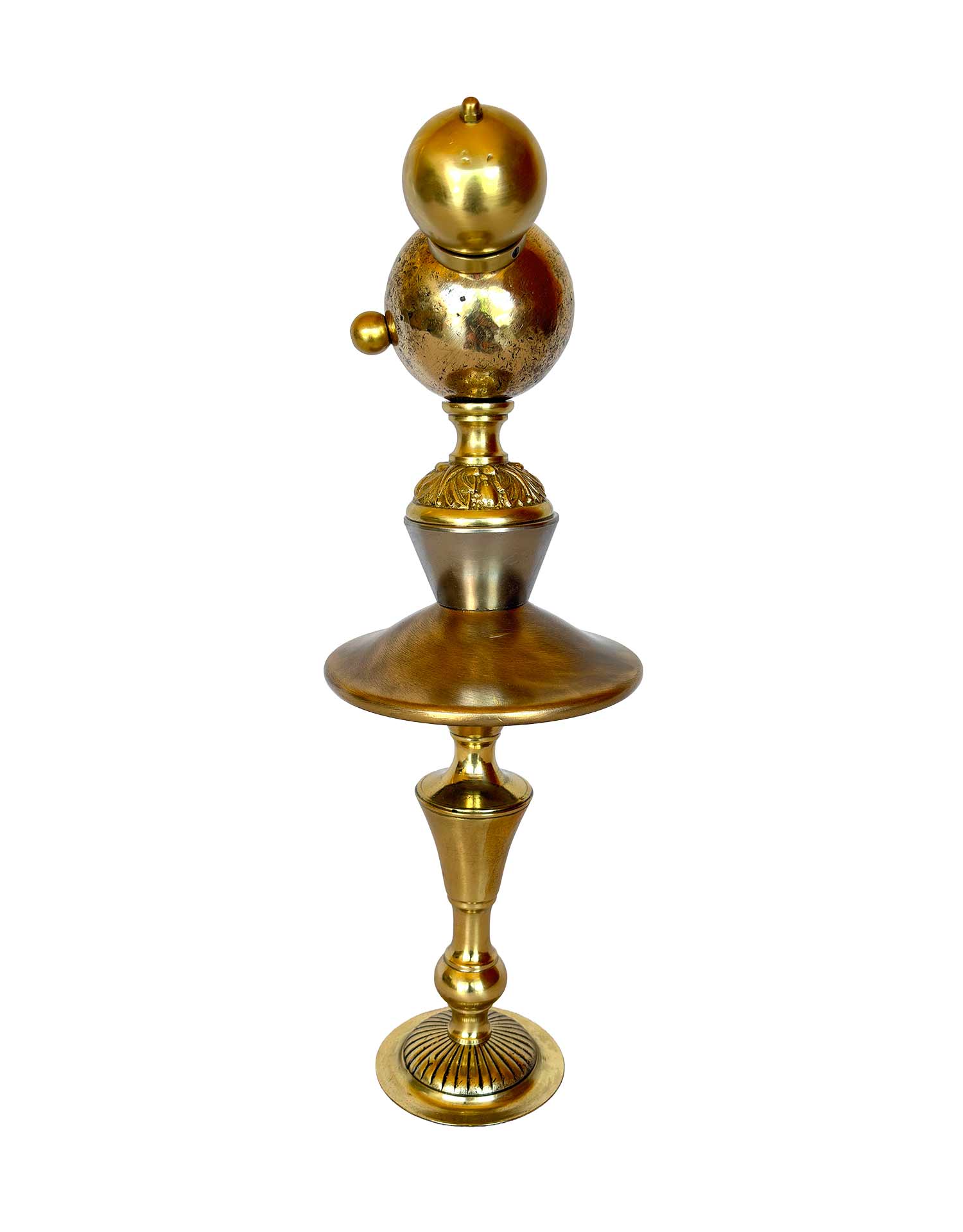 A gilded sculpture with a pétanque ball for each face and two knobs for ears; the body and legs are also gilded and are made of lampshade parts.