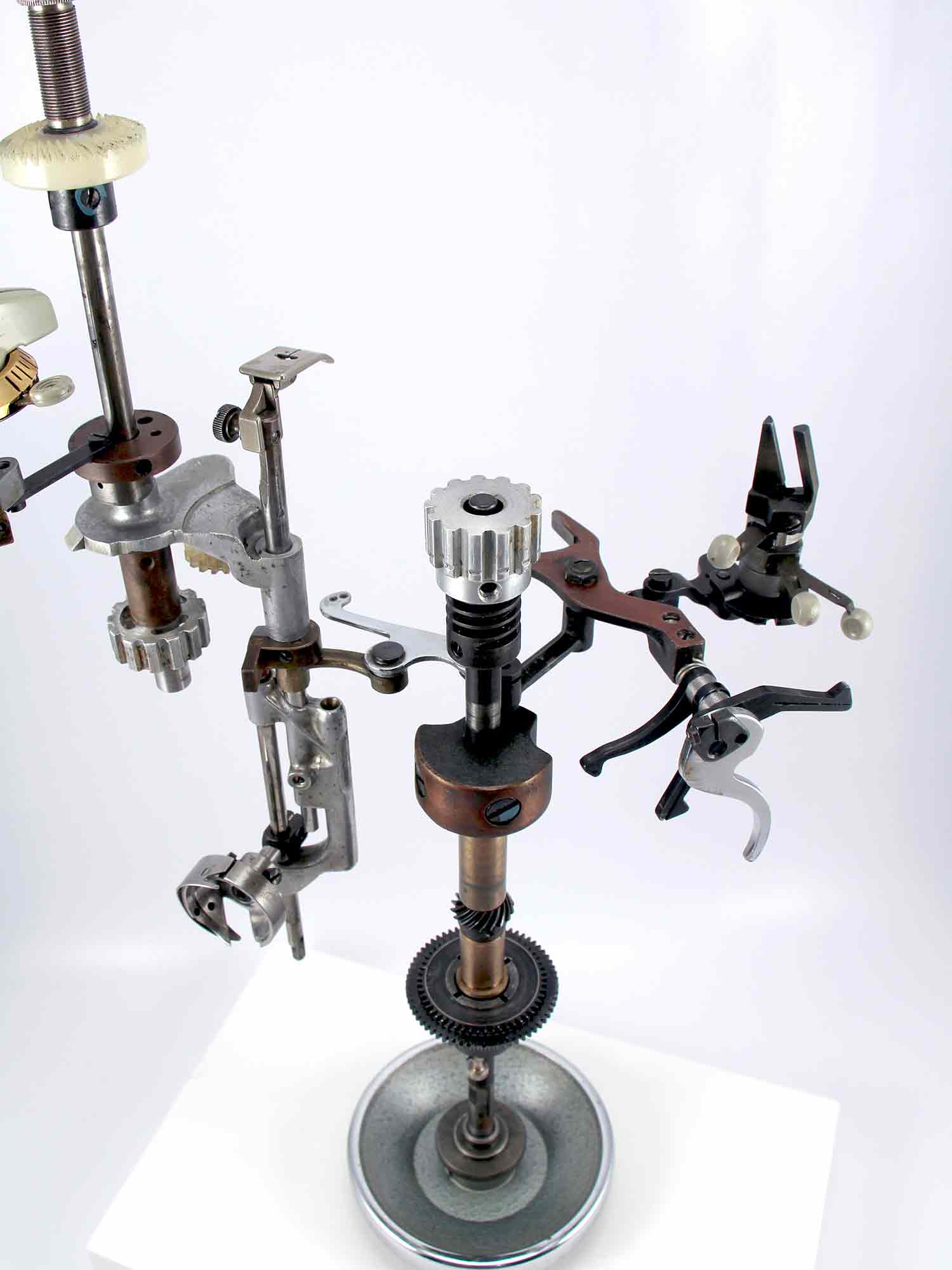 Escultura d'una interpretació de màquina de cosir Sigma 31017