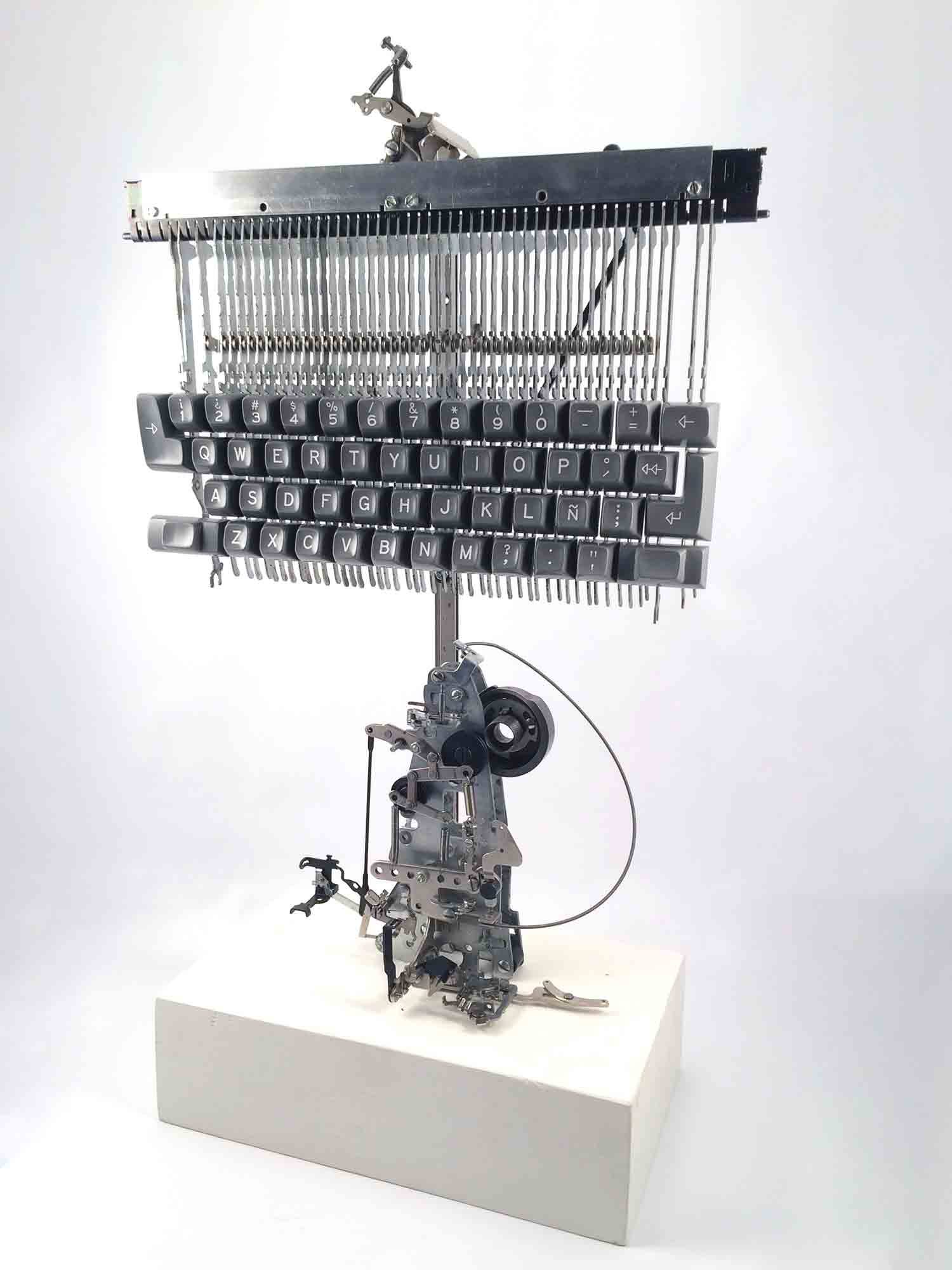 Escultura d'una interpretació d'una màquina d'escriure IBM Selectric dels anys 60