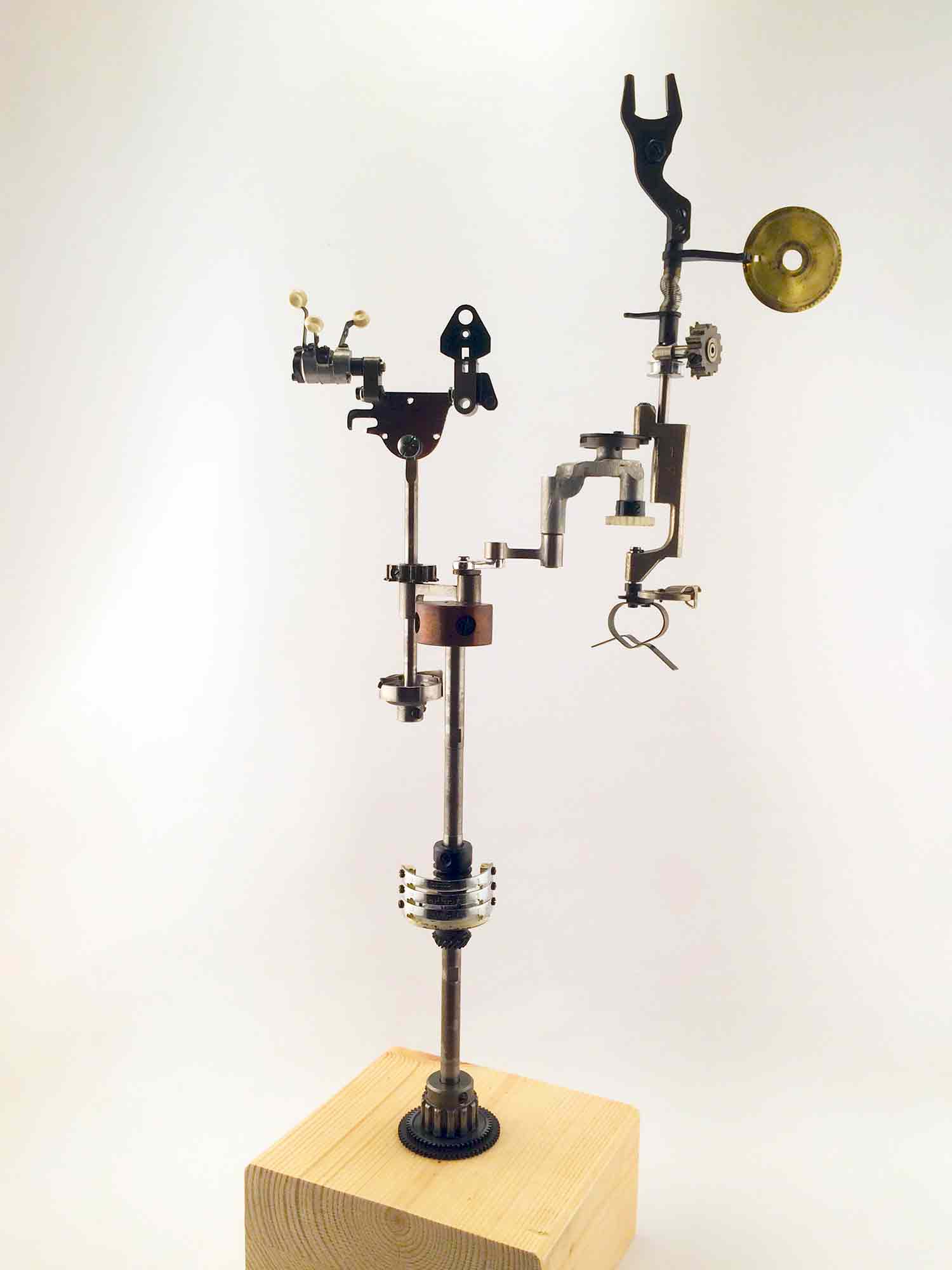 Escultura de una interpretación de una máquina de coser