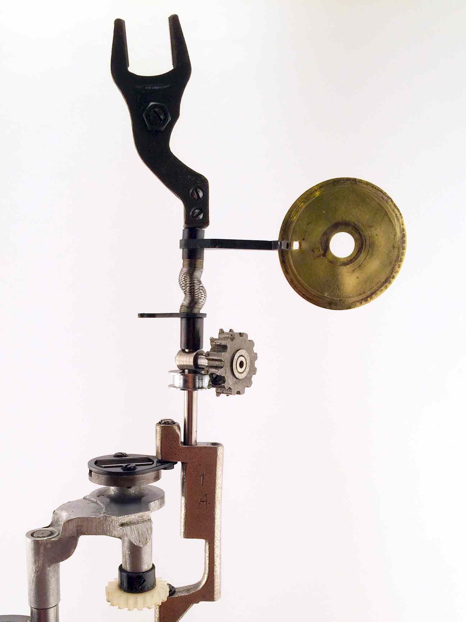 Escultura d'una interpretació d'una màquina de cosir