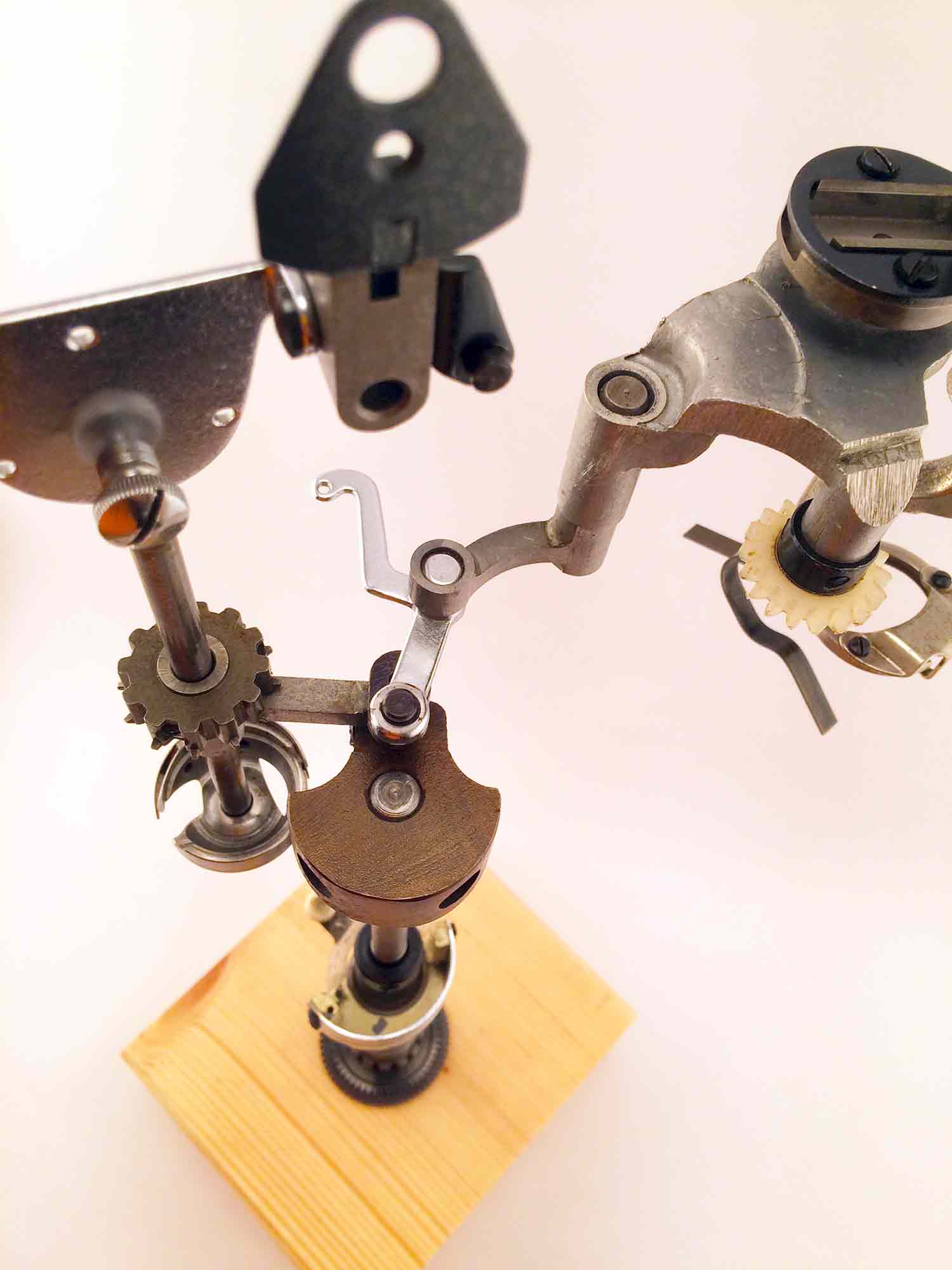Escultura de una interpretación de una máquina de coser