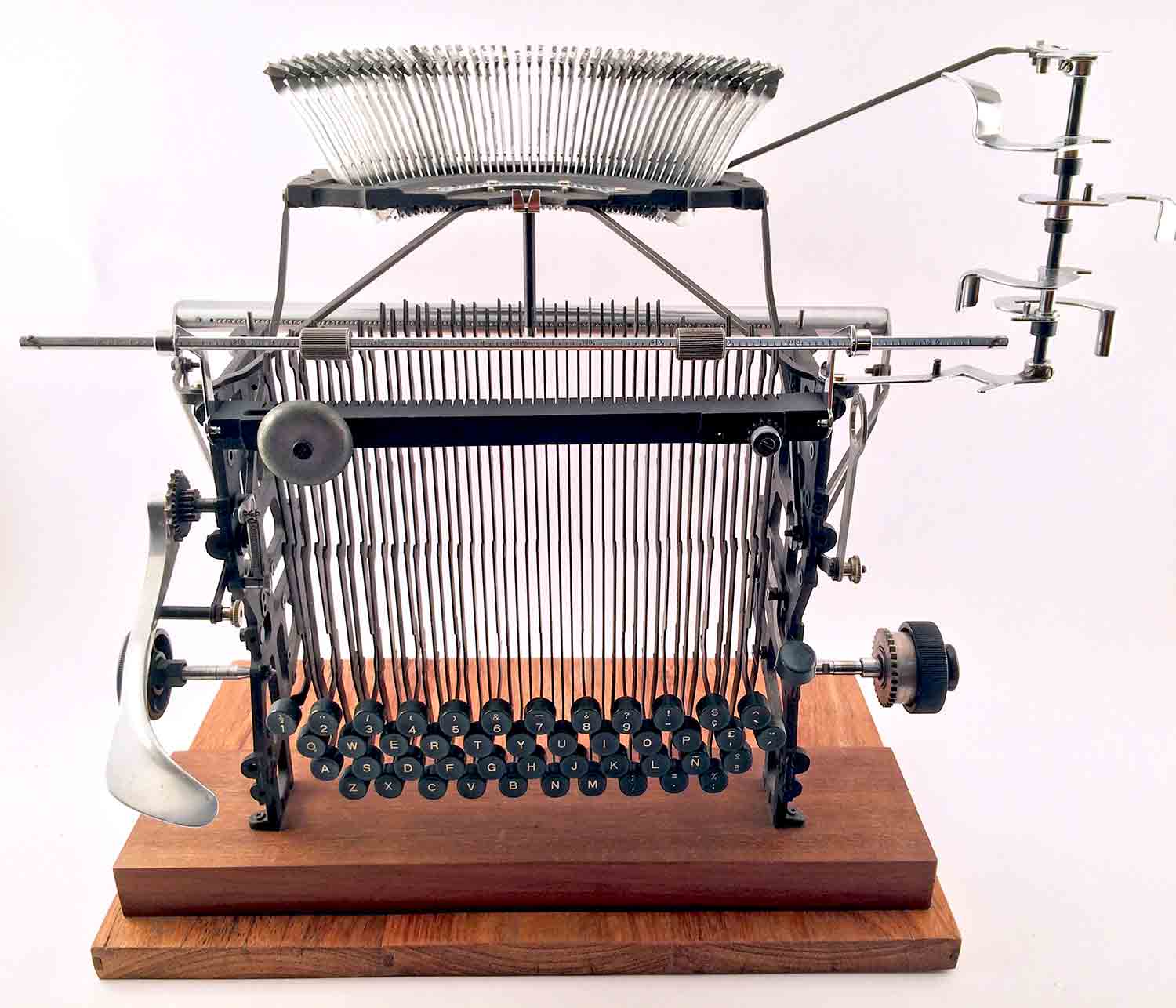 Sculpture of an interpretation of an Olivetti Lexicon 80 writing machine